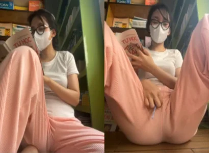 Thiếu nữ vừa đọc sách vừa đưa sextoy ra vào lồn
