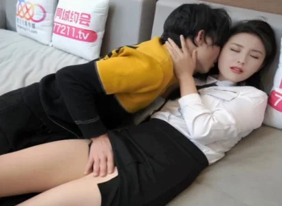 Cô thư ký trẻ lén chiều sếp để đổi lấy tiền