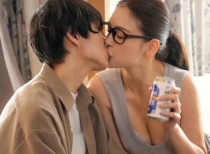 Anh chàng bị bạn gái cắm sừng được chị hàng xóm an ủi hết mình