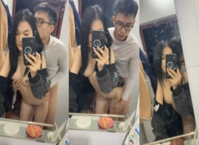 Hai người trẻ đang quan hệ với nhau trước gương