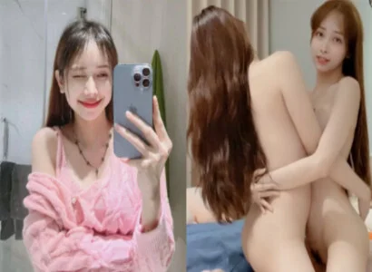 Hai cô gái trong buổi phát trực tiếp móc bím trong buổi phát sóng trực tiếp