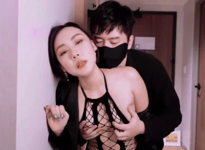 Chị vợ bán thân cho sếp để có tiền trả nợ cho chồng
