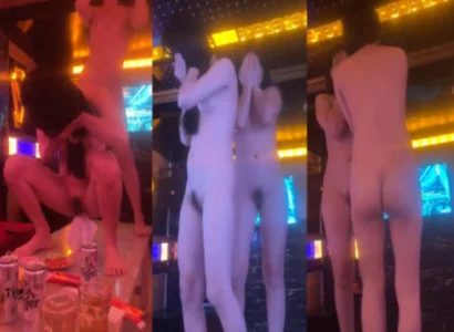 Cô em tạo nên tiết mục thoát y cuồng dâm trong quán karaoke
